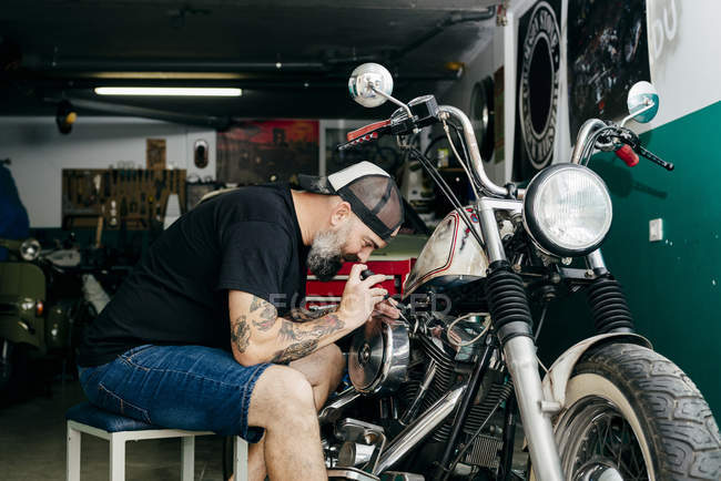 Mechaniker repariert Motorrad — Stockfoto
