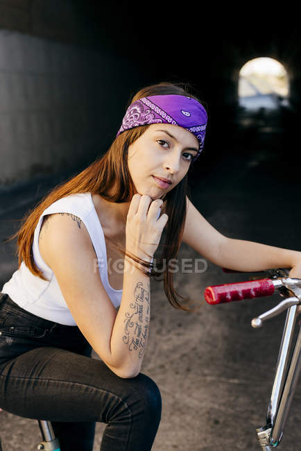 Женщина с велосипедом — стоковое фото
