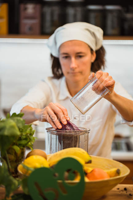 Woman squeezing fruits and vegetables — Stock Photo