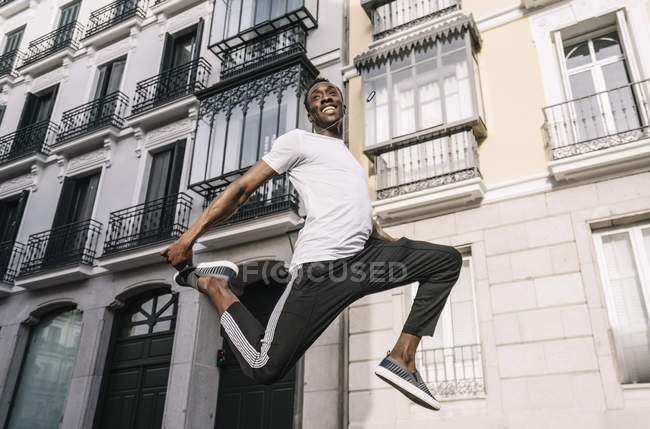 Un homme souriant saute — Photo de stock