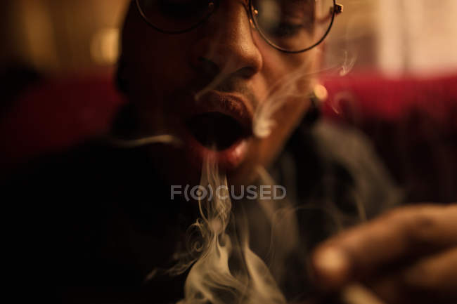Homme fumant cigarette — Photo de stock