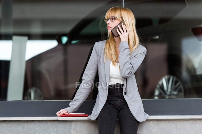 Femme d'affaires parlant au téléphone — Photo de stock