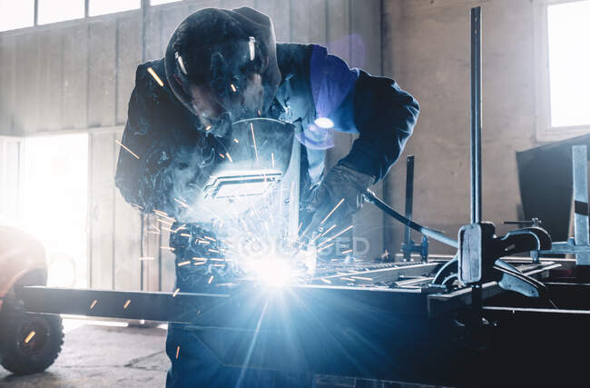 Man doing a solder in metal. — Stock Photo