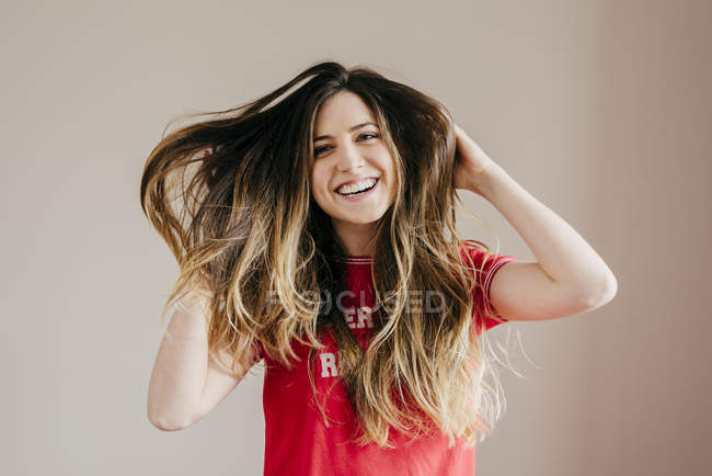 Жінка позує з літаючим волоссям — стокове фото