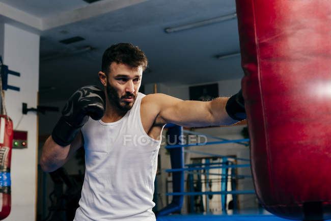 Sacco da boxe uomo in palestra — Foto stock