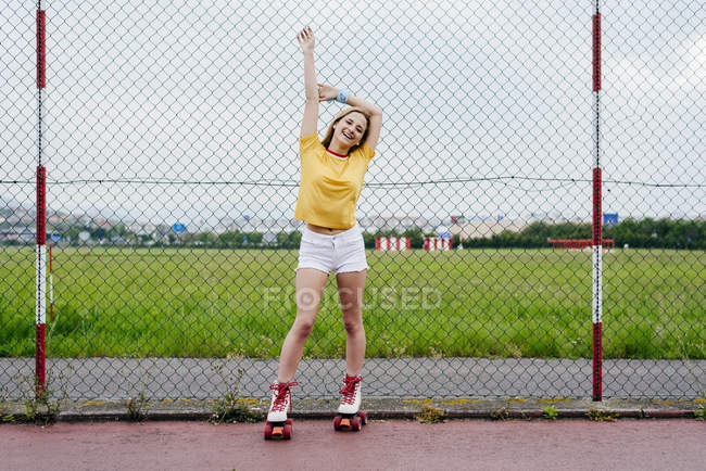 Adolescente em patins — Fotografia de Stock