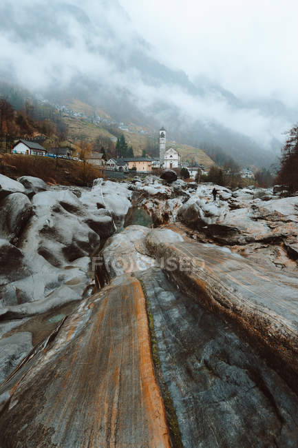 Маленькая река и мокрые камни — стоковое фото