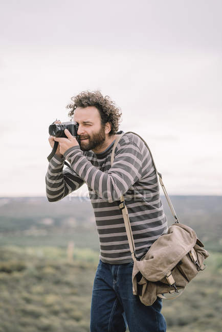 Человек фотографируется с камерой — стоковое фото