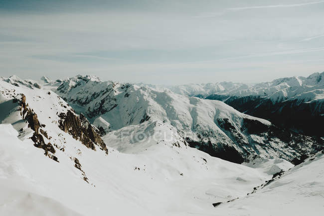 Altas montanhas nevadas — Fotografia de Stock