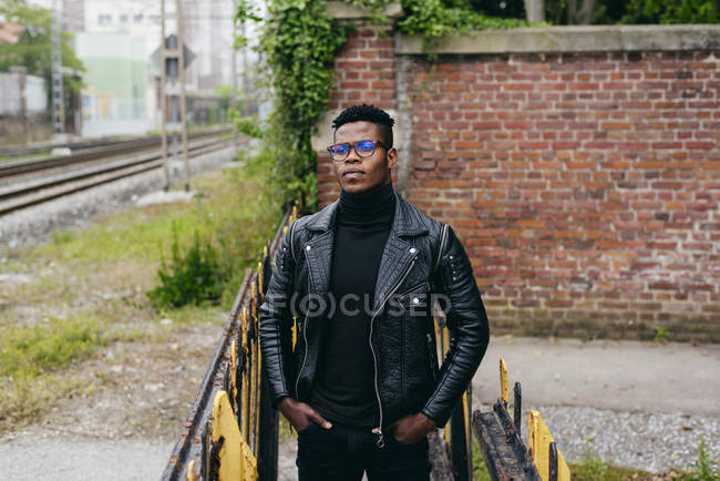 Чорний чоловік стоїть на рейках — стокове фото