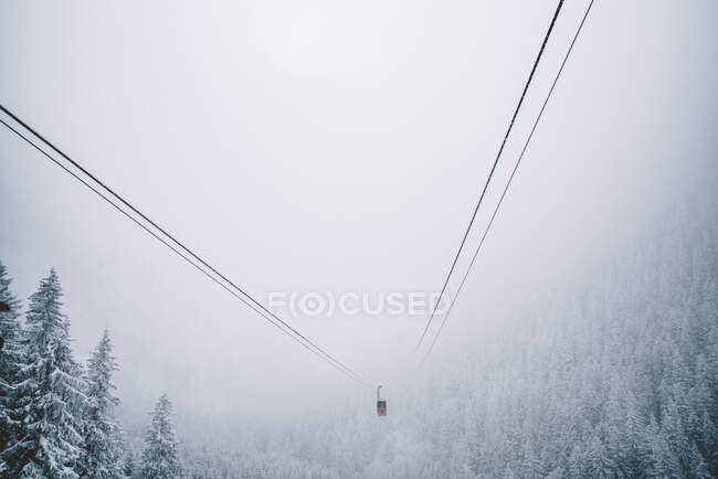 Funicular viajando em paisagem nevada — Fotografia de Stock