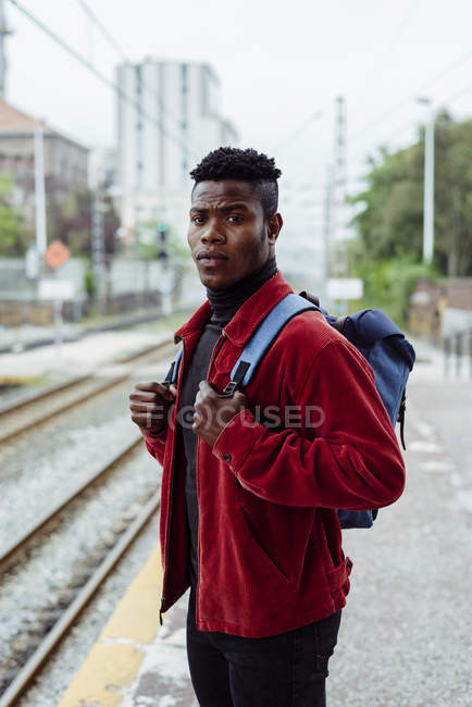 Schwarzer Mann steht auf Bahnsteig — Stockfoto
