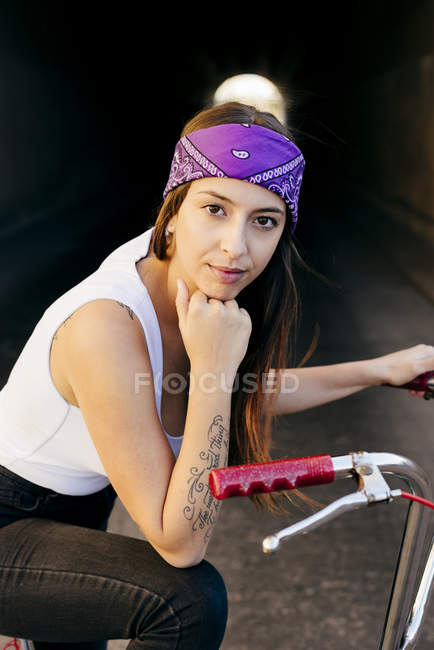 Женщина с велосипедом — стоковое фото
