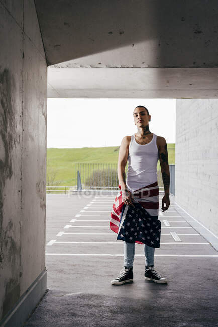 Trendiger Hipster mit US-Flagge am Gürtel — Stockfoto