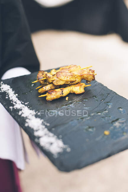 Cameriere irriconoscibile vassoio di contenimento con uva e formaggio tartina. — Foto stock