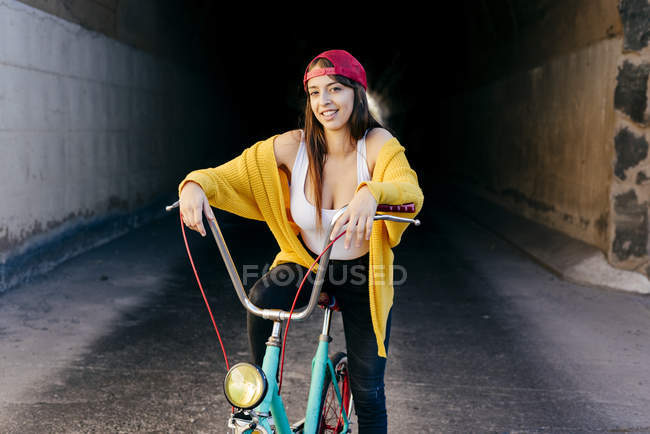 Mujer sentada en bicicleta - foto de stock