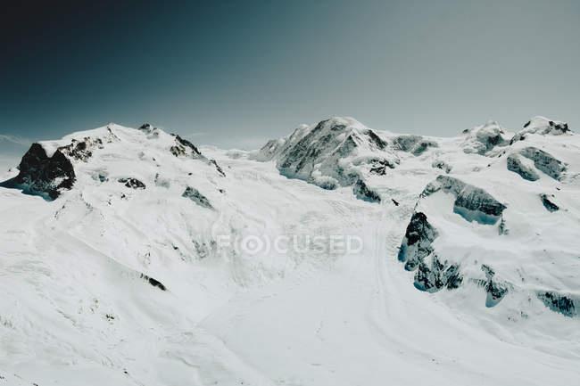 Peaks de montanha nevado — Fotografia de Stock