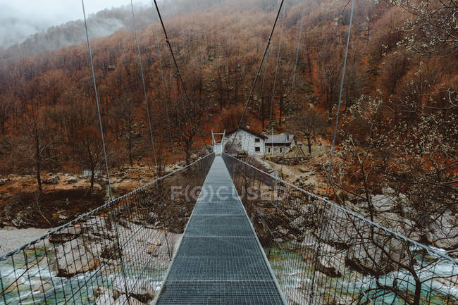 Ponte que conduz a casas de aldeia — Fotografia de Stock