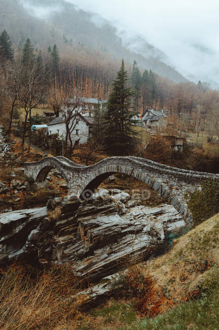Vieux pont en pierre dans le village — Photo de stock