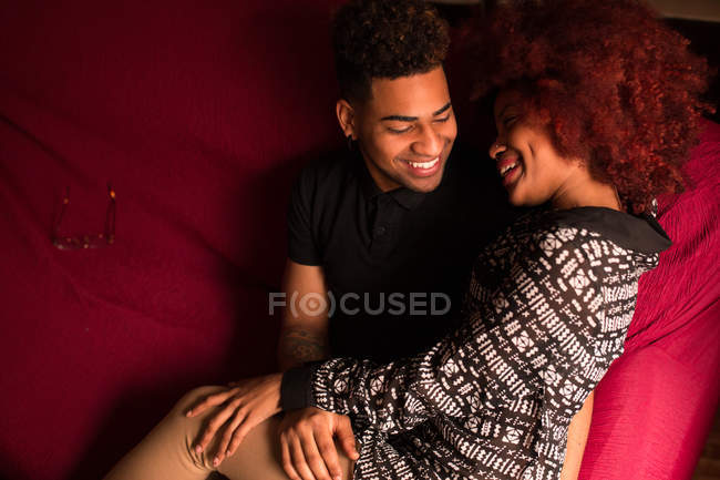 Paar umarmt und küsst sich auf Couch — Stockfoto