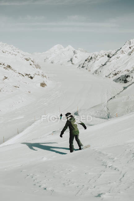 Personne snowboard sur pente enneigée — Photo de stock