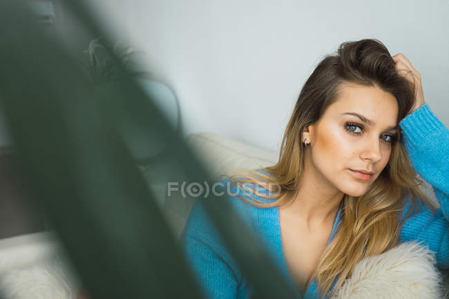 Portrait de jeune femme se refroidissant sur le canapé à la maison — Photo de stock