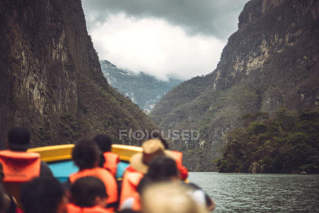 Turisti galleggianti in barca sul fiume nel Sumidero Canyon in Chiapas, Messico — Foto stock