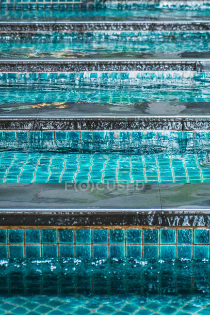 Nahaufnahme nassen türkisfarbenen Stufen im Schwimmbad. — Stockfoto
