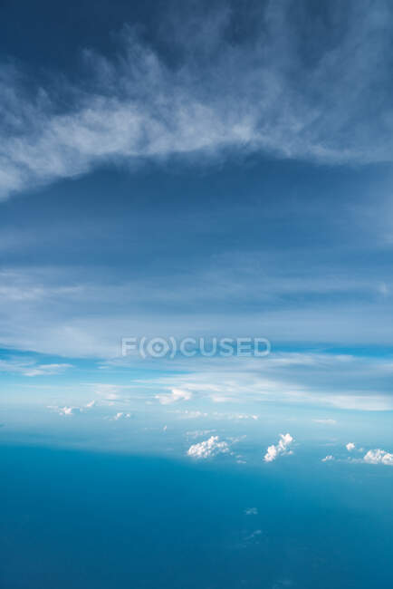 Vista di nuvole bianche nel cielo blu dall'alto — Foto stock