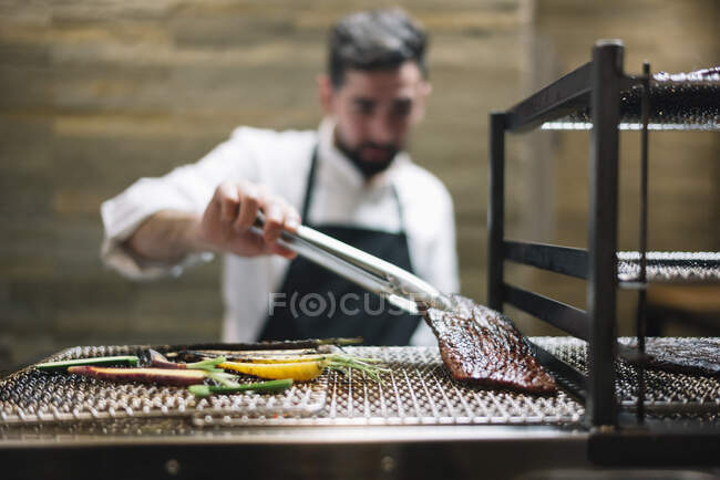 Chef cozinhar no restaurante preparando carne assada — Fotografia de Stock