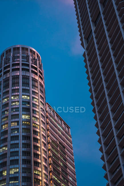 Высотных зданий на заднем плане с ясным вечерним небом, Сингапур — стоковое фото