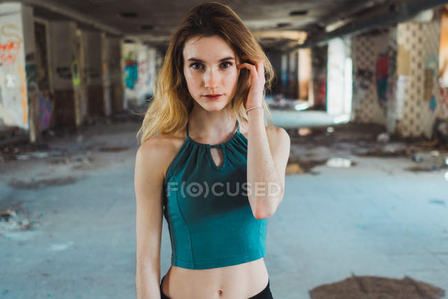Ritratto di ragazza magra in piedi in edificio in decomposizione — Foto stock