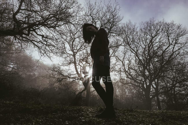 Frau allein in mysteriösem kalten Park — Stockfoto