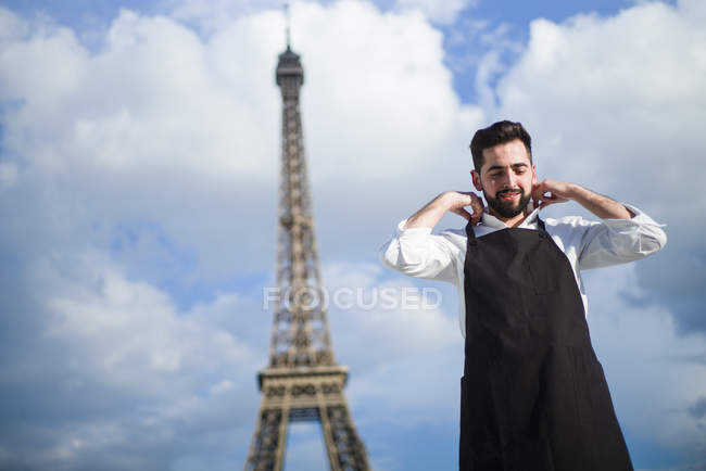 Cocinero con uniforme en París - foto de stock