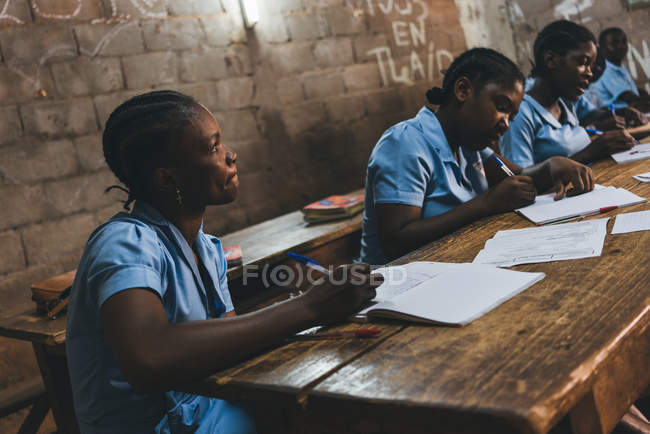 CAMARÕES - ÁFRICA - 5 de abril de 2018: Mulheres étnicas em sala de aula na escola — Fotografia de Stock