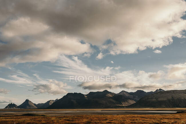 Bela vista para as montanhas e o campo em dia nublado. — Fotografia de Stock