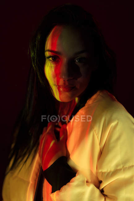 Портрет красивой молодой женщины в белой куртке со светлыми пятнами на лице, смотрящей в камеру — стоковое фото