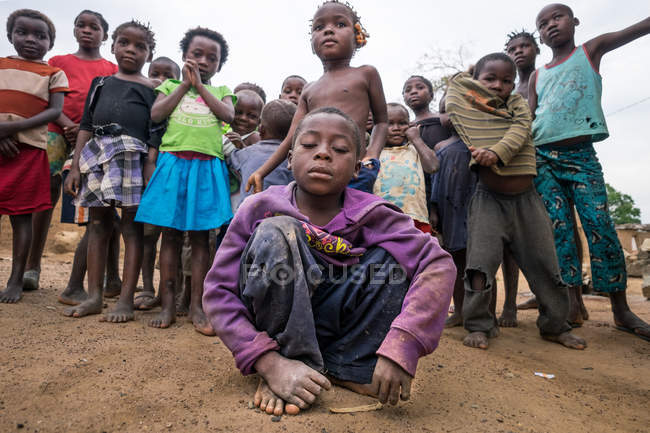 ANGOLA - AFRIQUE - 5 AVRIL 2018 - Groupe d'enfants africains pauvres et confiants — Photo de stock