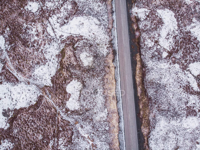 Straße durch verschneites Land in Island — Stockfoto