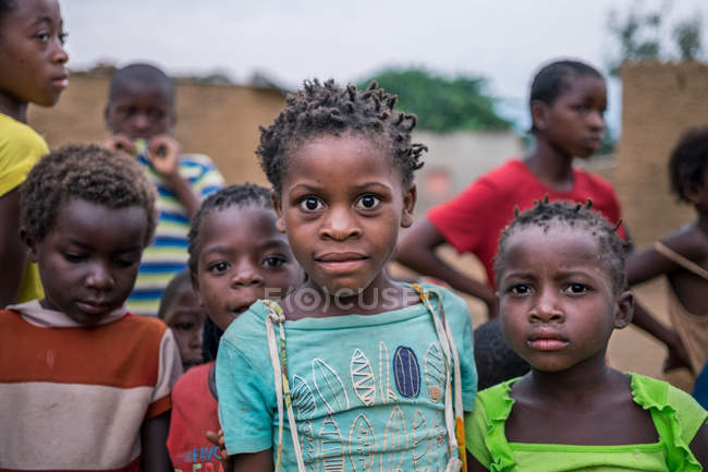 ANGOLA - AFRICA - 5 APRILE 2018 - Gruppo di bambini africani poveri nel villaggio — Foto stock