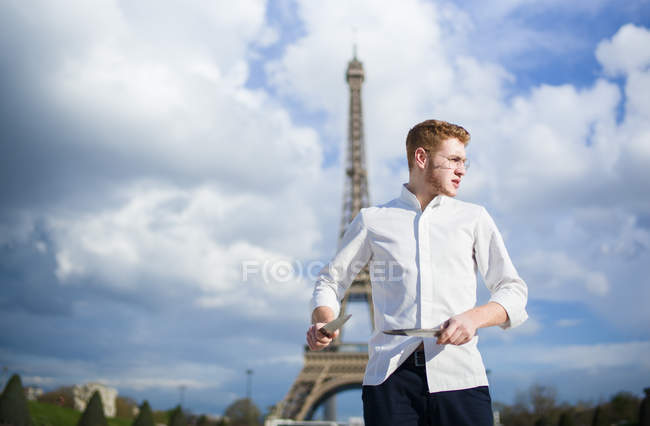 Cocinero pelirrojo con cuchillos en París de pie frente a la Torre Eiffel en París - foto de stock