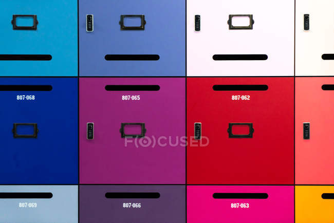 Cajas de depósito de varios colores brillantes - foto de stock