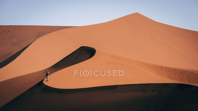 Duna en día soleado en el desierto de Namibia - foto de stock