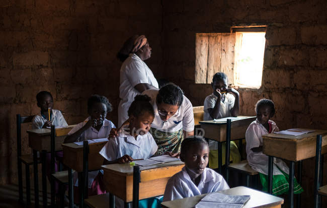 ANGOLA - AFRICA - APRIL 5, 2018 - Teachers and pupils studying in class — Stock Photo