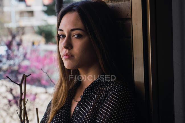 Ritratto di una giovane donna sognante in piedi sul balcone — Foto stock