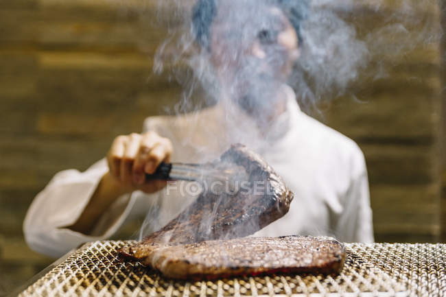 Шеф-повар готовит ростбиф в ресторане — стоковое фото