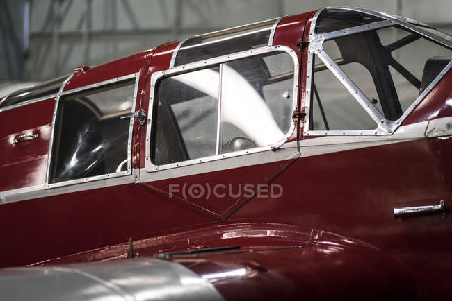 Carcaça vermelha de pequeno avião vintage no hangar — Fotografia de Stock