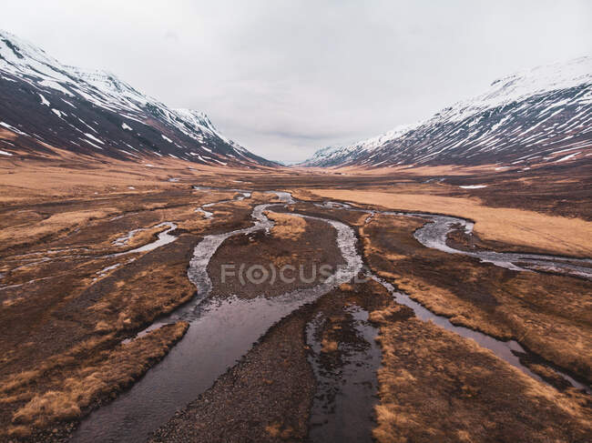 Vista de zonas húmidas vazias entre montanhas curtas no norte da Islândia — Fotografia de Stock