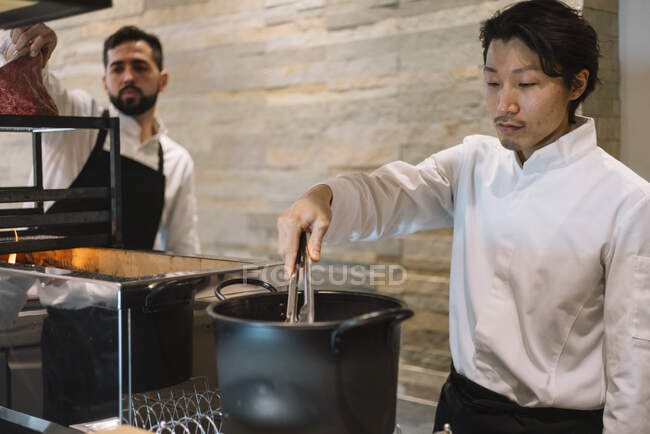 Chef cozinhar no restaurante — Fotografia de Stock