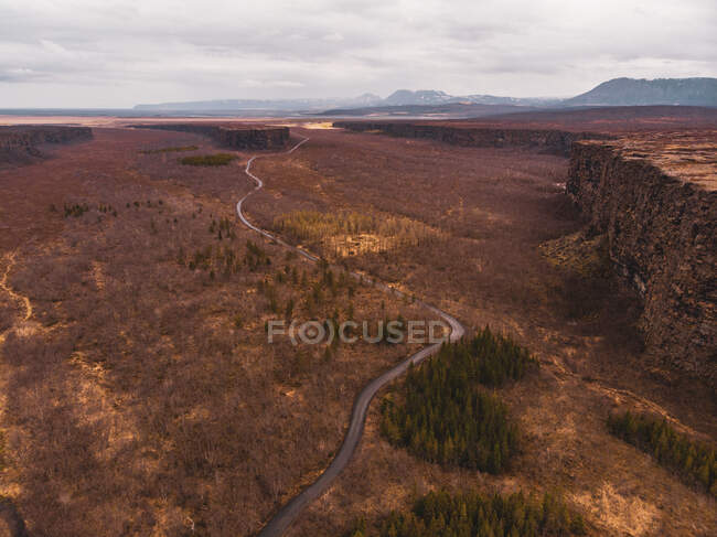 Estrada que atravessa montanhas — Fotografia de Stock